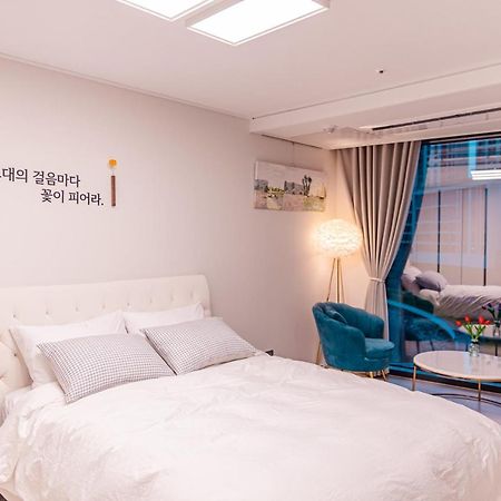 Lotte Castle Marina Aparthotel Yeosu Bagian luar foto