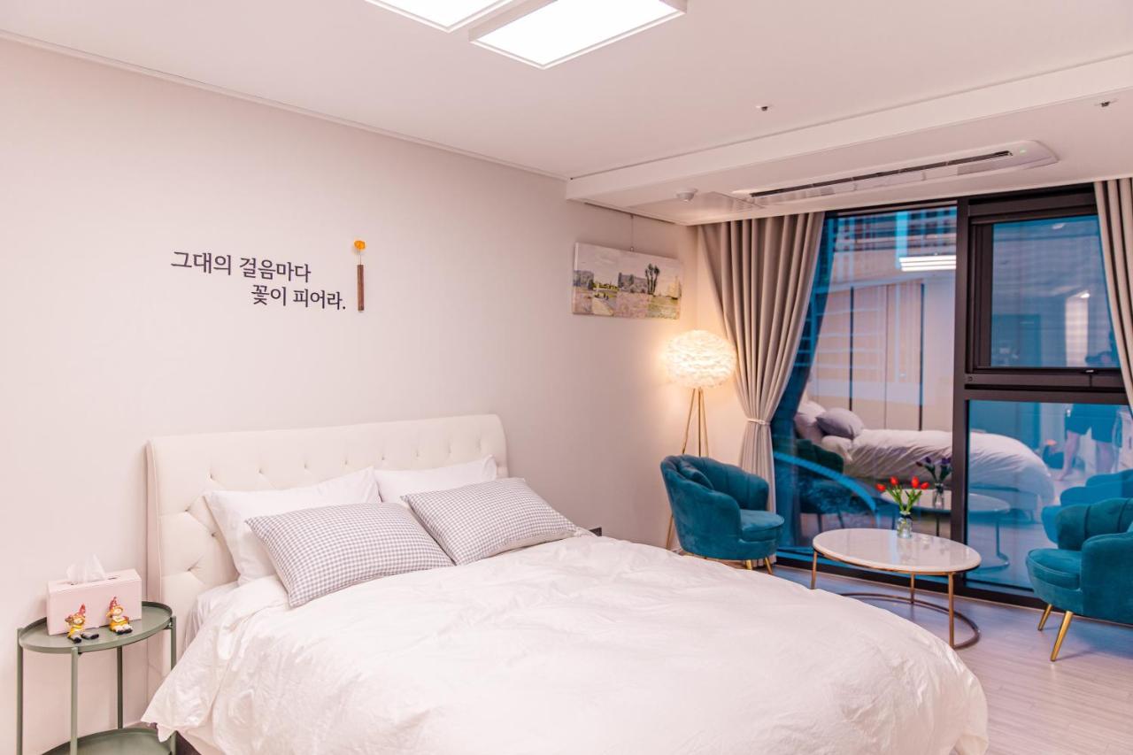 Lotte Castle Marina Aparthotel Yeosu Bagian luar foto