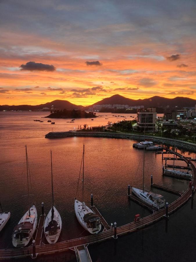 Lotte Castle Marina Aparthotel Yeosu Bagian luar foto